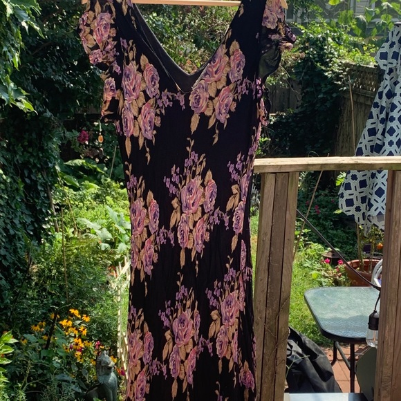 Dresses & Skirts - Feminine flowing midi dress